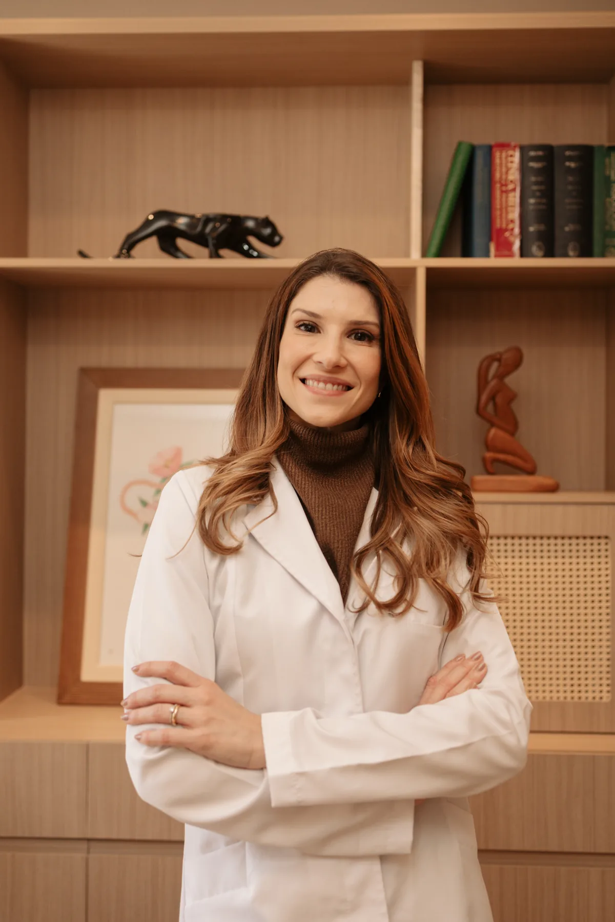 Dra. Camila Cinquetti, de jaleco branco
